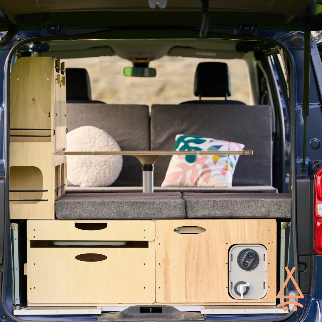 kit aménagement van plus vue du coffre installé en mode cuisine