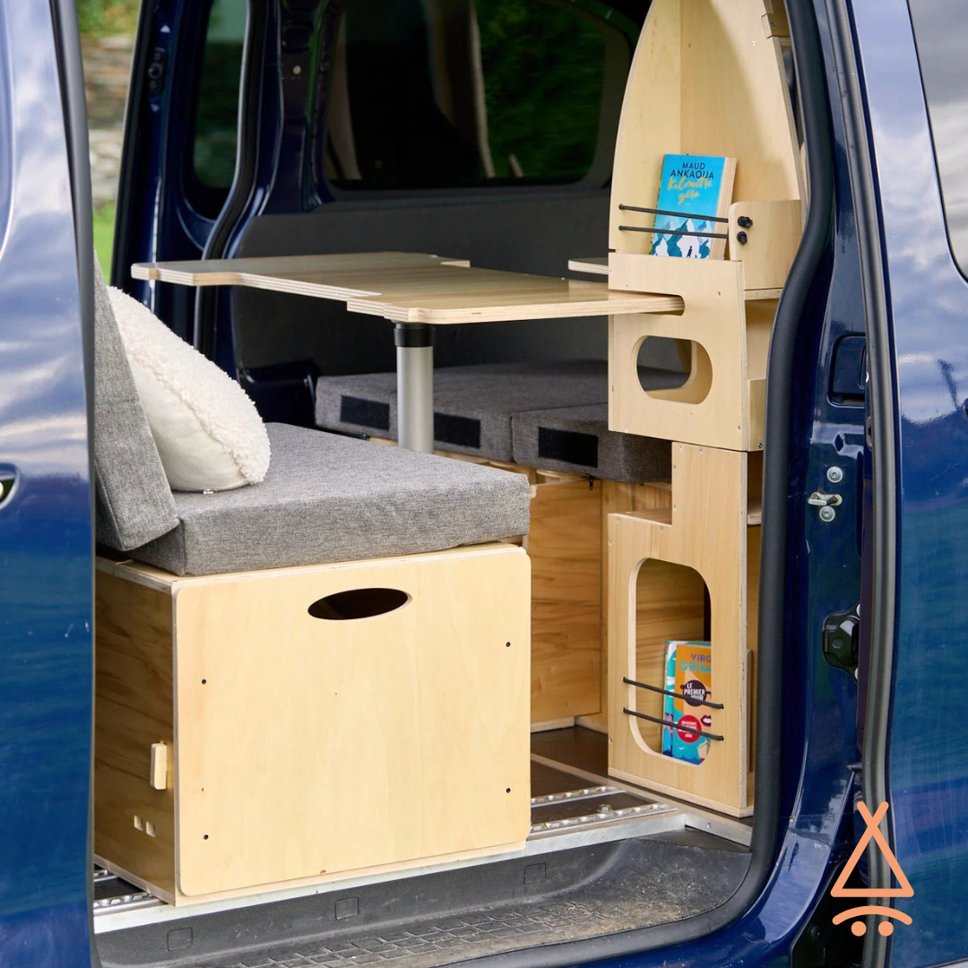 kit aménagement van plus vue d'une portière sur les banquettes et la table