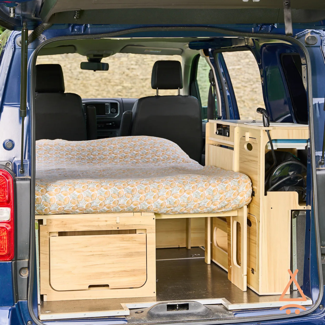 Ensemble kit aménagement van "en L" V2 en mode lit vue du coffre