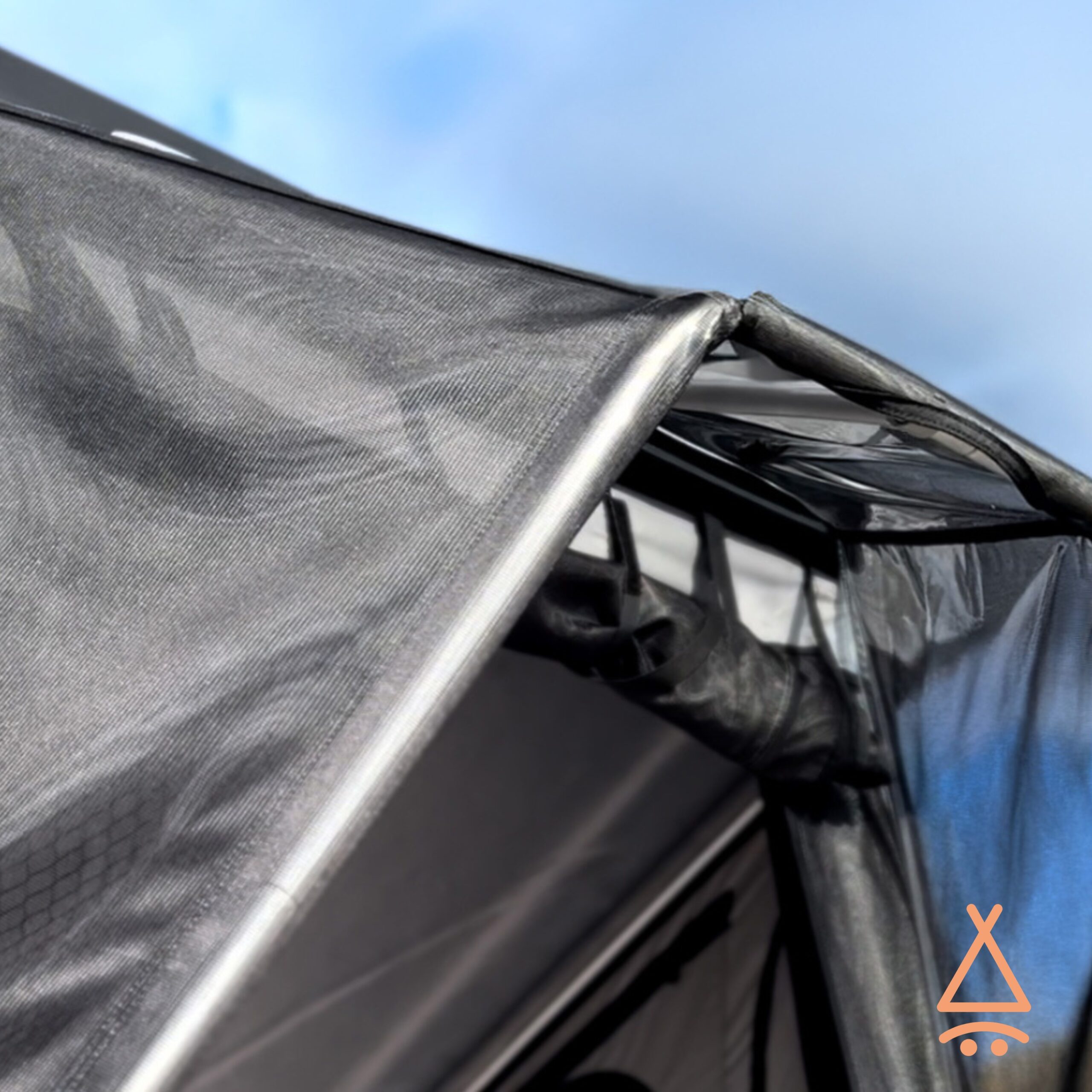 Avancée protection pluie et soleil pour tente de toit