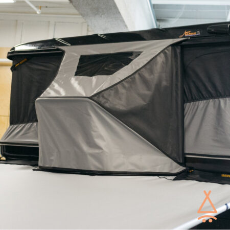 Tunnel de store entrée pour tente vue de dehors