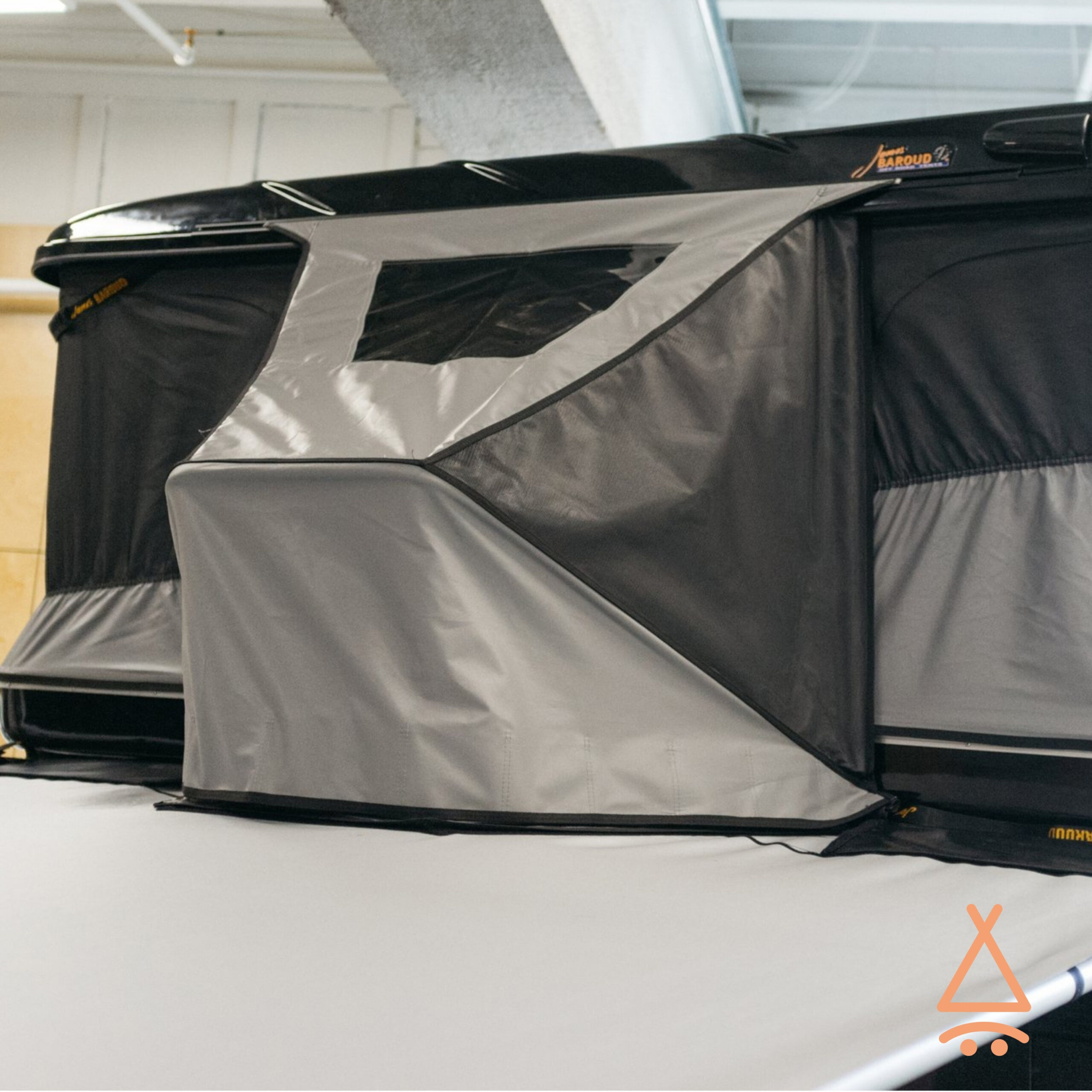 Tunnel de store entrée pour tente vue de dehors