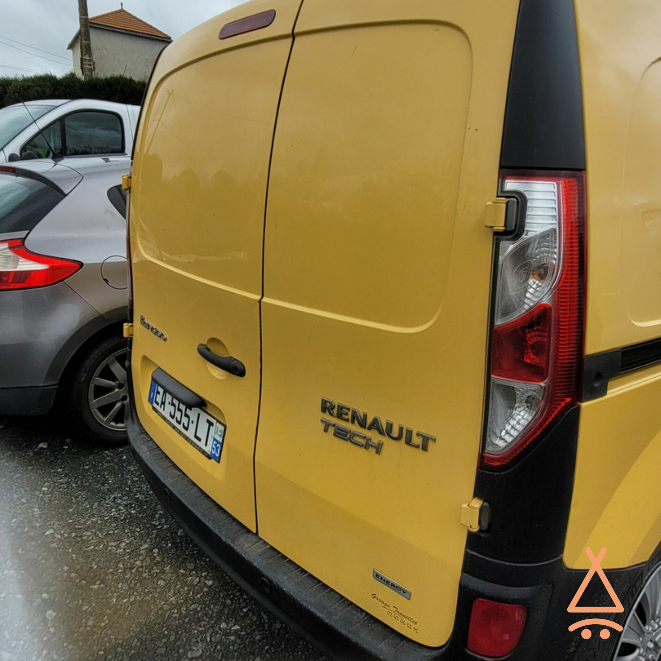 Isolation en liège projeté sur Renault Kangoo à Cholet – Image 3