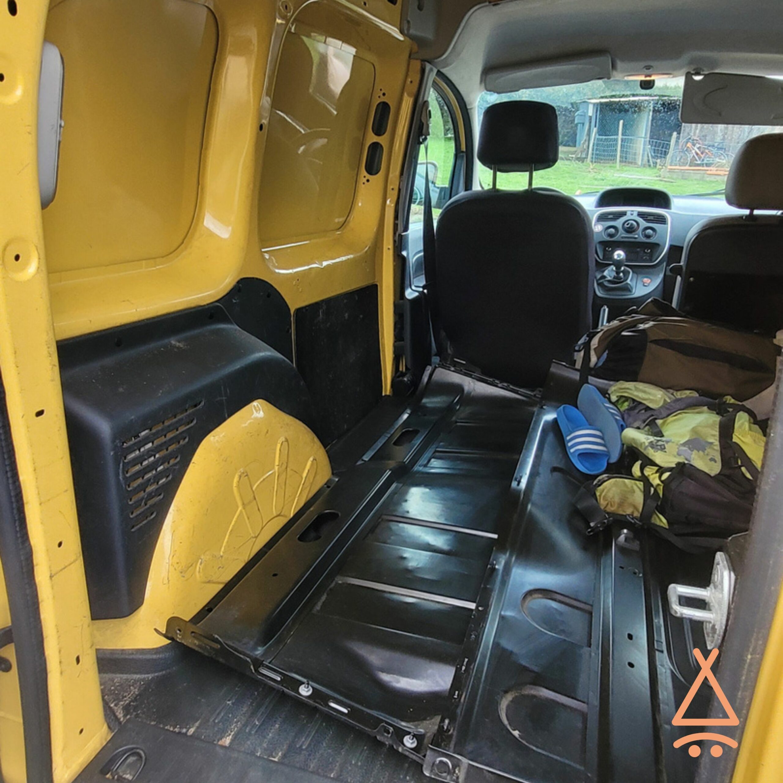 Isolation en liège projeté sur Renault Kangoo à Cholet