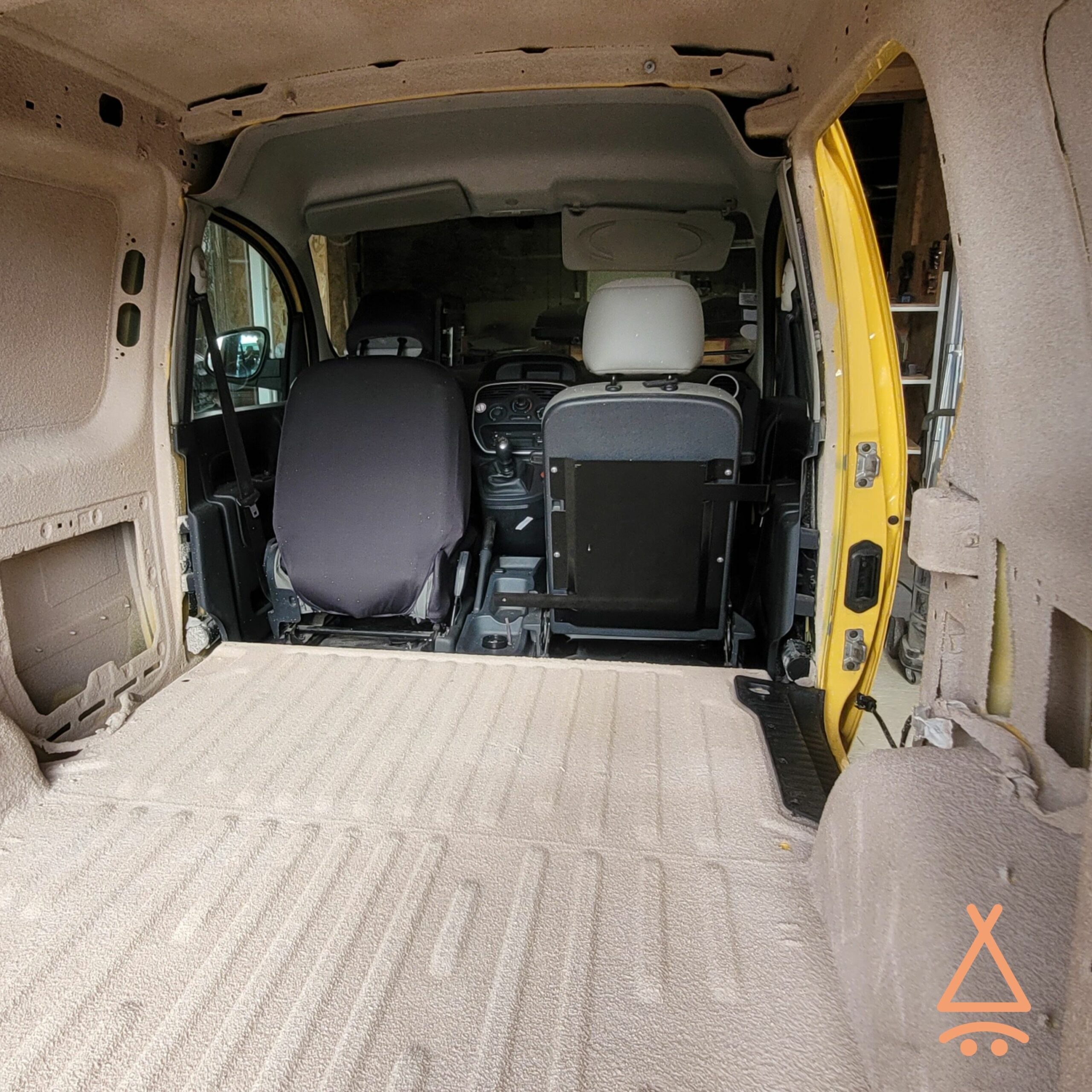 Isolation en liège projeté sur Renault Kangoo à Cholet