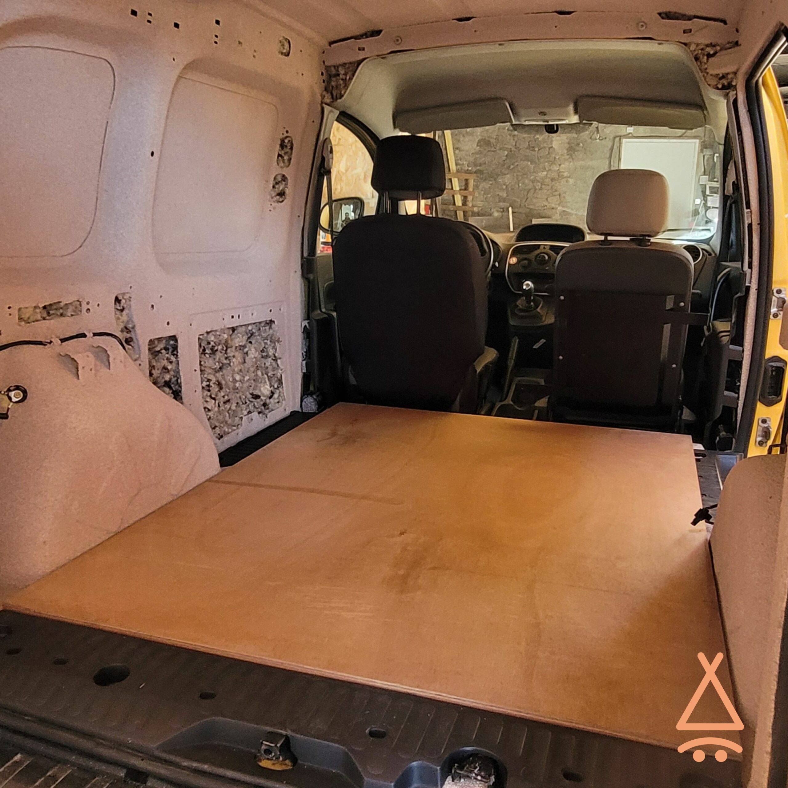 Isolation en liège projeté sur Renault Kangoo à Cholet