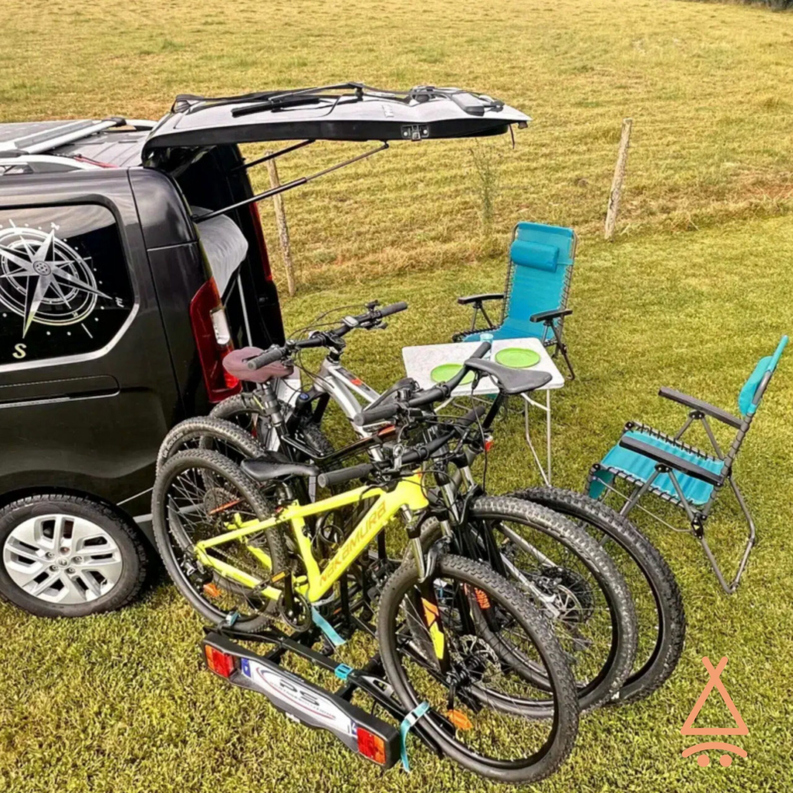 Bras porte-vélo pivotant coffre ouvert